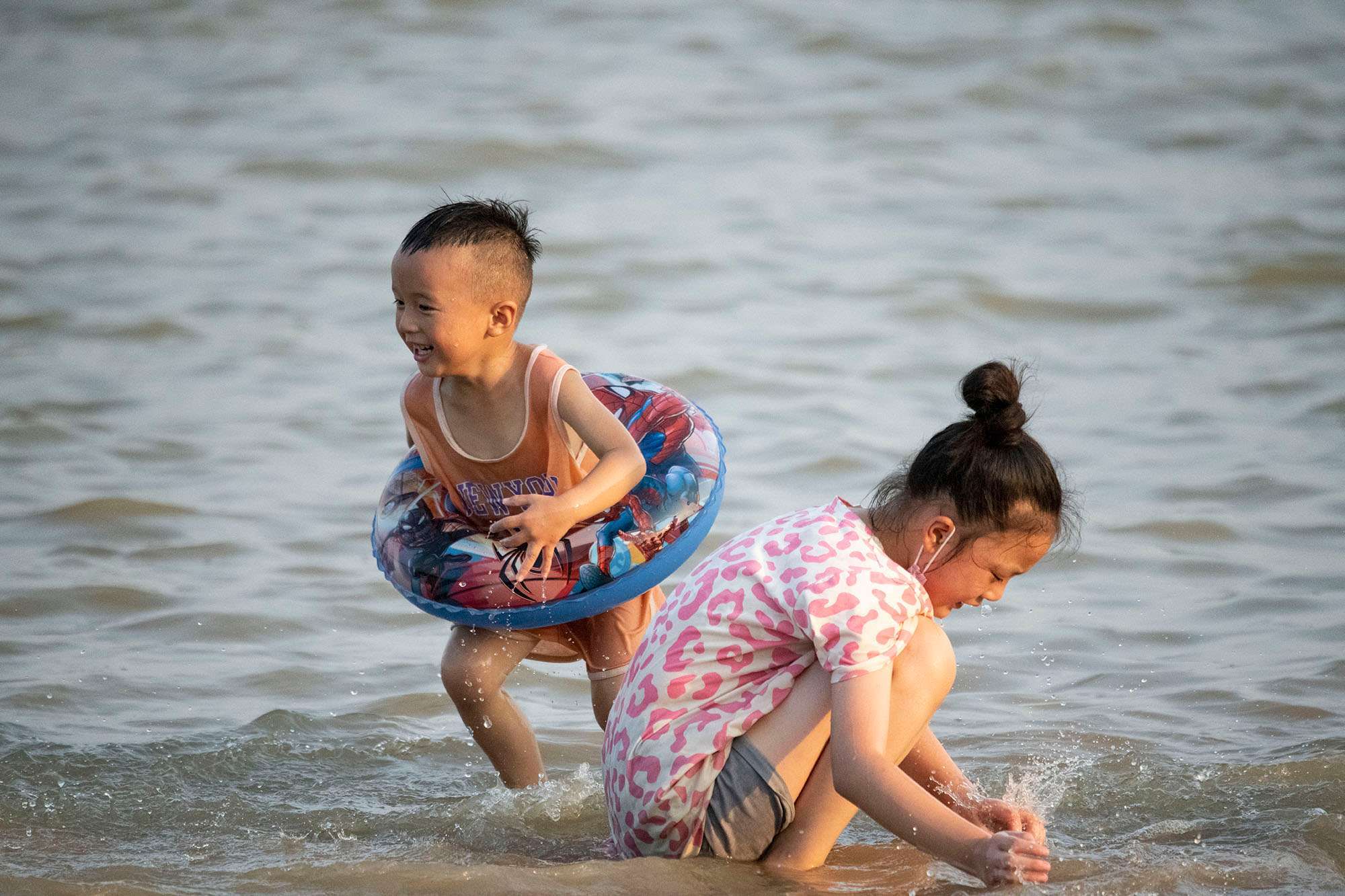 幼儿游泳摄影图片-幼儿游泳摄影作品-千库网