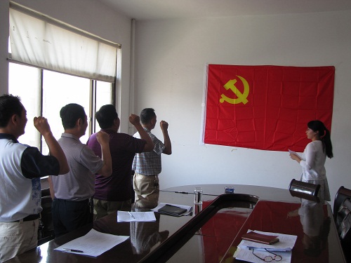 市科技局积极组织全体党员进行以“重温入党誓言”为主题的党日活动