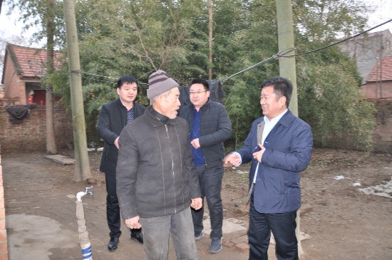 项城市住建局开展“送温暖到驻村”活动暨干群联谊会