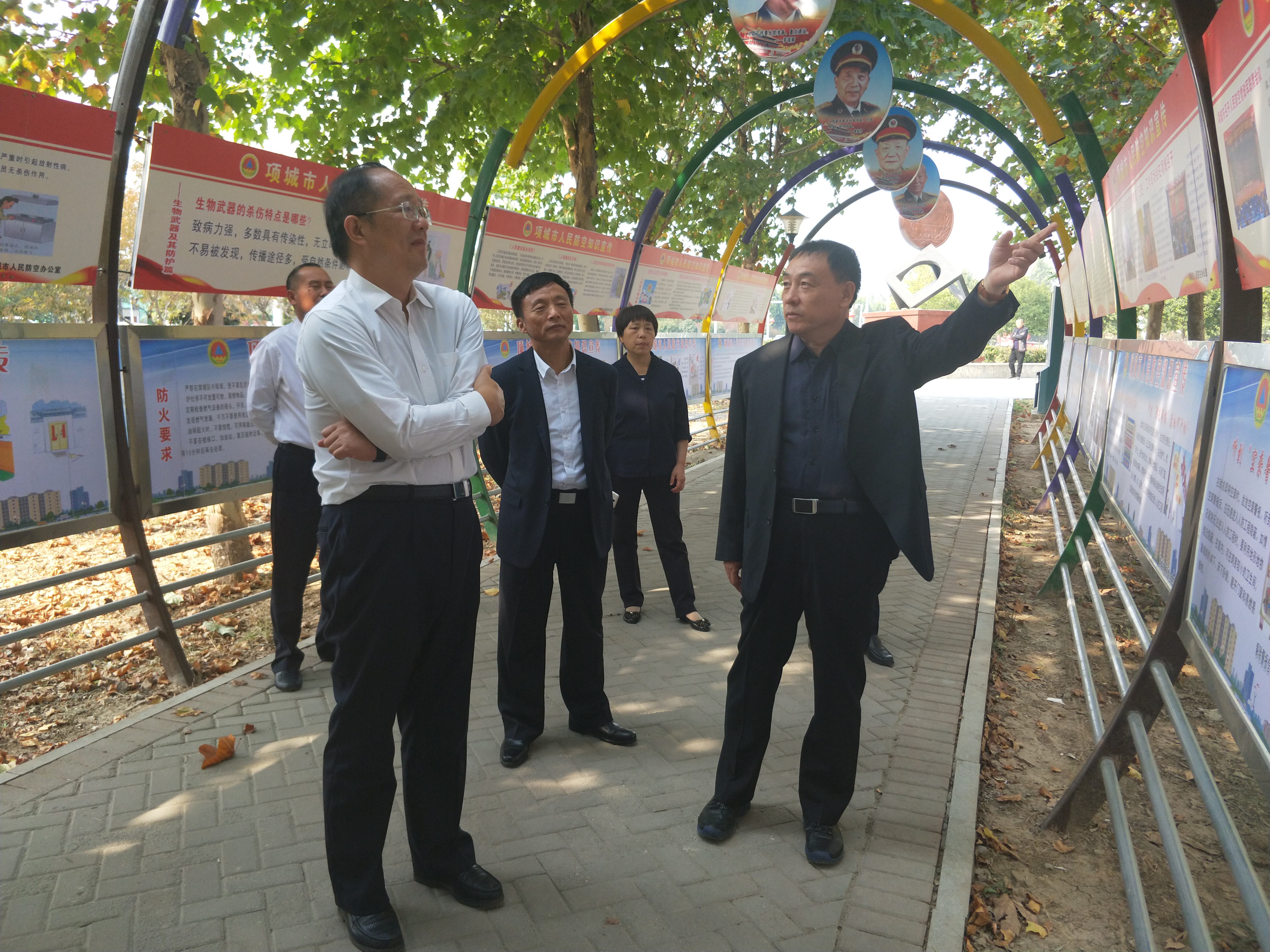 参观项城市人防宣传走廊.jpg