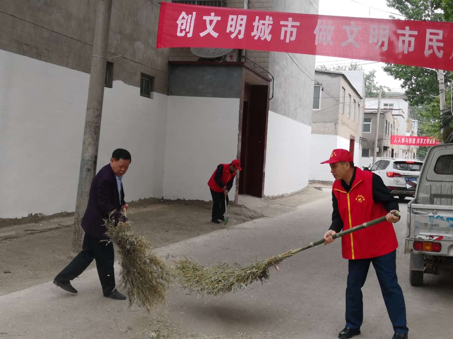 周口市人防办志愿者在韩庄社区打扫街道.jpg