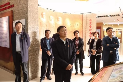 田庆杰带领西华县政府领导班子成员到杜岗会师纪念馆开展“不忘初心、牢记使命”主题教育参观学习活动2.jpg