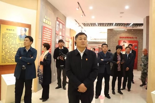 田庆杰带领西华县政府领导班子成员到杜岗会师纪念馆开展“不忘初心、牢记使命”主题教育参观学习活动3.jpg