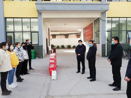 杨凤臣看望慰问疫情防控一线新闻工作者1.jpg