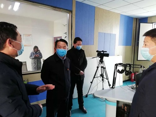 杨凤臣看望慰问疫情防控一线新闻工作者2.jpg