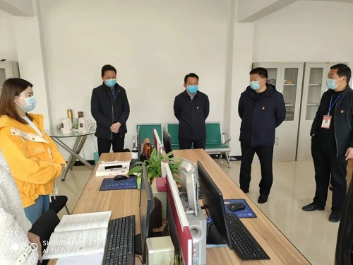 杨凤臣看望慰问疫情防控一线新闻工作者3.jpg