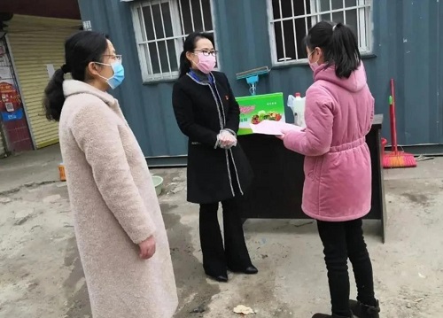 西华县妇联为援鄂医务人员家庭送温暖1.jpg