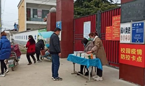 奉母镇：“送书上门” 助力学生线上学习1.jpg