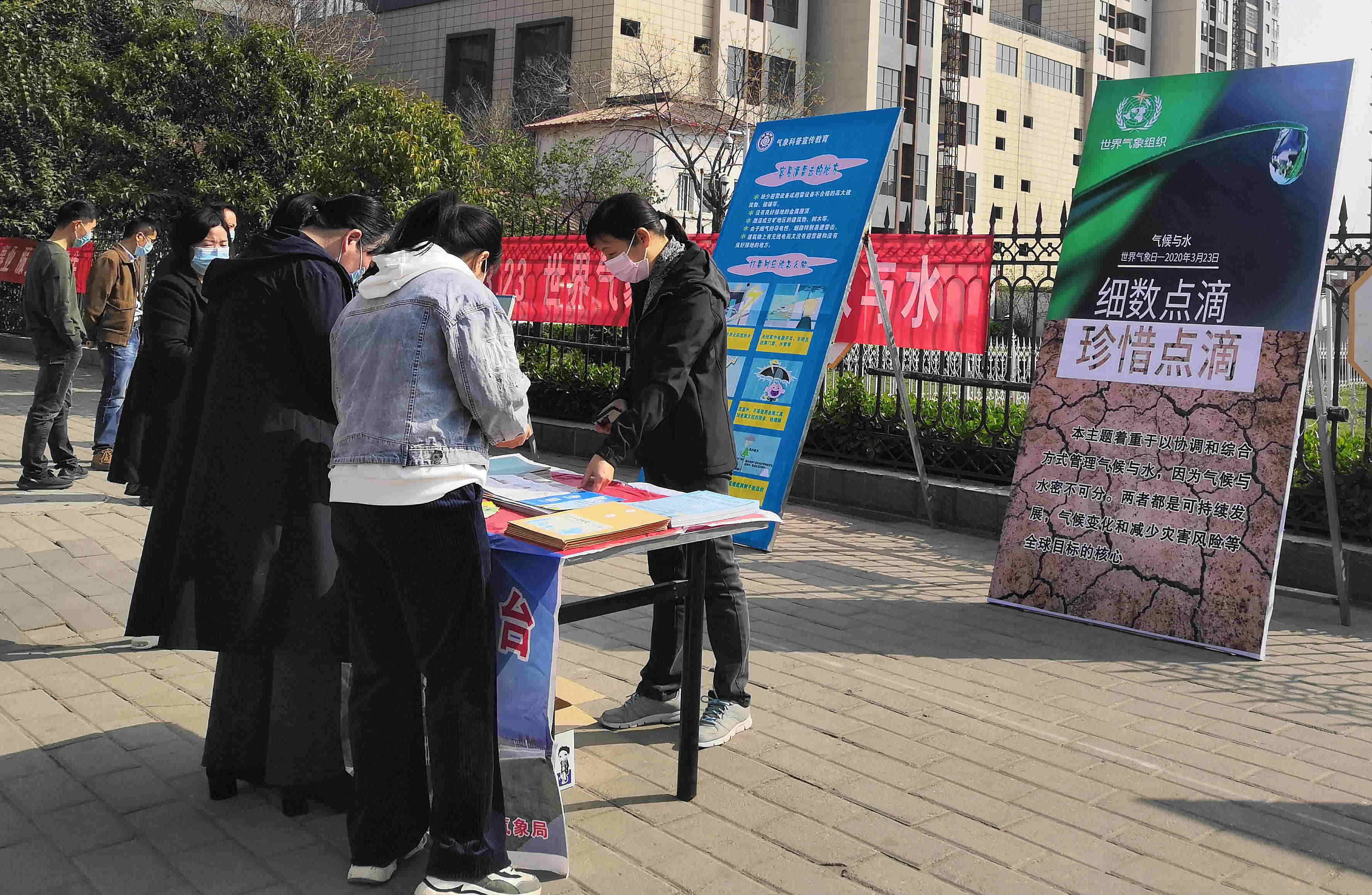 发放科普书籍.jpg