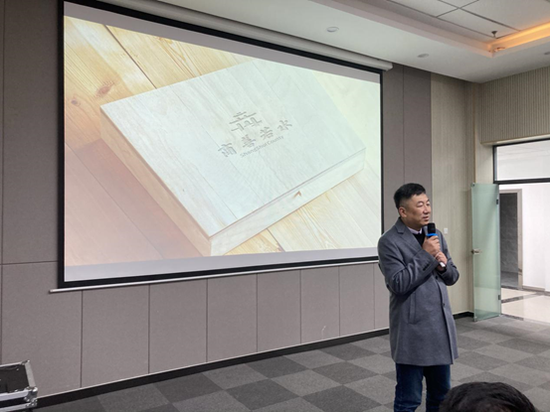 何教授理解“商善若水”公共品牌