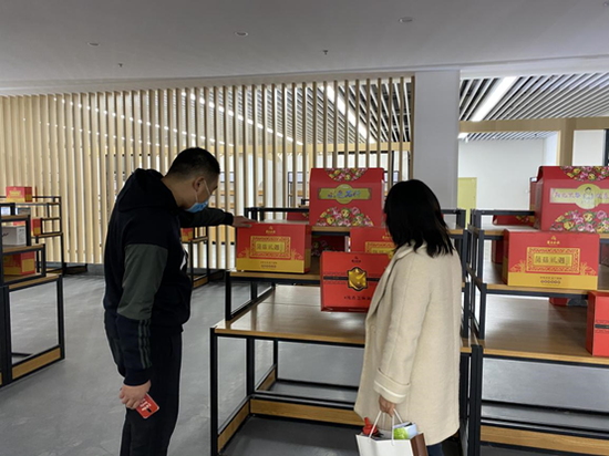 来宾们参观商水县电商公共服务中心